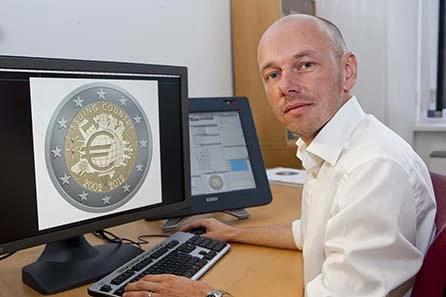 Helmut Andexlinger, Graveur der Münze Österreich, mit seinem Gewinnerentwurf. Am Wettbewerb hatte er privat teilgenommen.