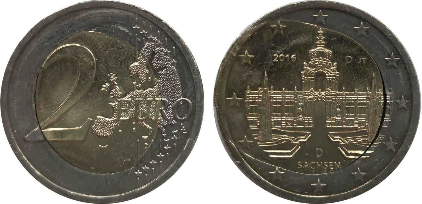 Zum Vergrößern klicken Deutschland 2 Euro 2016 „Sachsen“ D, geprägt als sogenannte „Spiegelei-Prägung“. Bei diesem Stück fließt das Material der Pille auf dem Avers stark in den Außenring hinein.