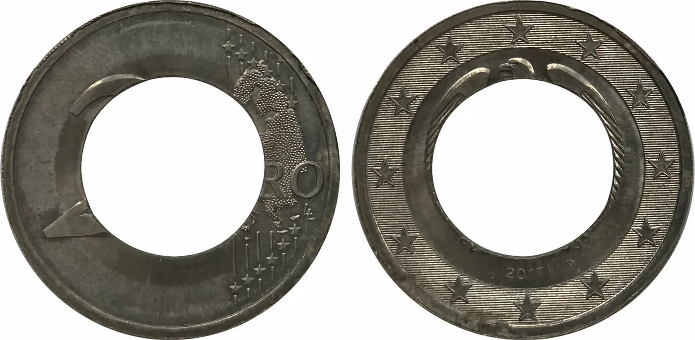 Zum Vergrößern klicken Deutschland 2 Euro 2017 D, geprägt auf einem einzelnen Außenring (ohne Pille). Durch das nach innen geflossene Ringmaterial wurden Teile des zentralen Münzmotivs direkt auf den Ring geprägt.
