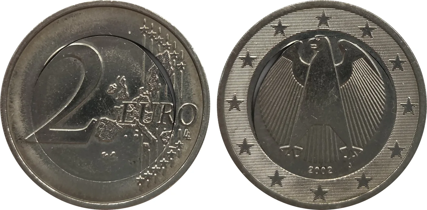 Zum Vergrößern klicken Deutschland 2 Euro 2002 J, geprägt mit einer 1-Euro-Pille. Der unregelmäßige kleine Spalt zwischen dem Außenring und der Pille ist hier gut zu erkennen.