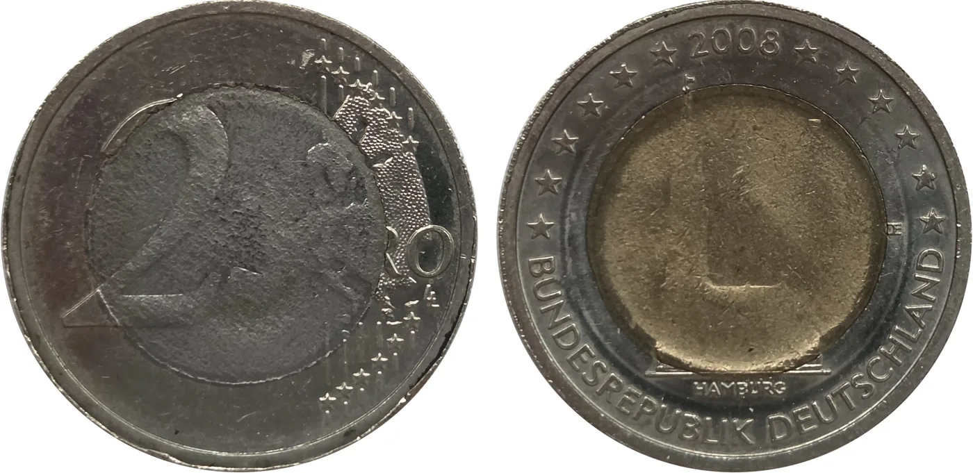 Zum Vergrößern klicken Deutschland 2 Euro 2008 „Hamburg“ F, geprägt mit einer gespaltenen Pille. Die Fehlprägung ist deutlich an der sichtbar kleineren Pille und der extrem schwachen Prägung im Zentrum zu erkennen.